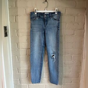 Celebrity Pink size 7 stretchy comfy light wash distressed skinny jeans